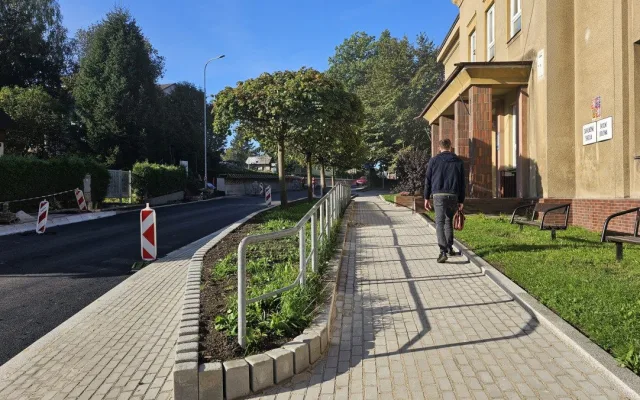 Rekonstruovaná silnice z Mníšku do Oldřichova v Hájích se otevře v říjnu