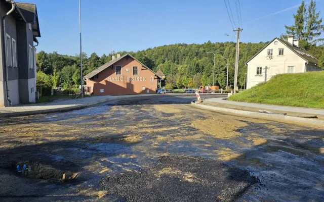 Rekonstruovaná silnice z Mníšku do Oldřichova v Hájích se otevře v říjnu