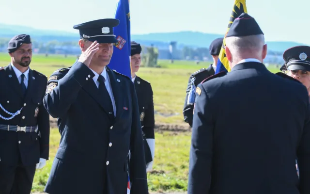 Semilský hasič zachránil ženu po kolapsu. Na Dnech NATO ho ocenili medailí za statečnost