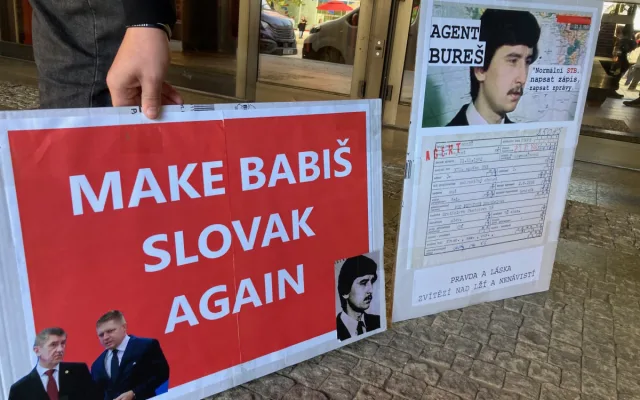 Kšiltovky, trička a fotka se známou tváří. Na mítink ANO dorazilo na 350 lidí, včetně odpůrců