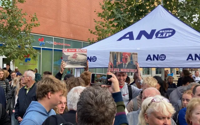 Kšiltovky, trička a fotka se známou tváří. Na mítink ANO dorazilo na 350 lidí, včetně odpůrců
