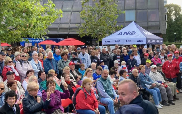 Kšiltovky, trička a fotka se známou tváří. Na mítink ANO dorazilo na 350 lidí, včetně odpůrců