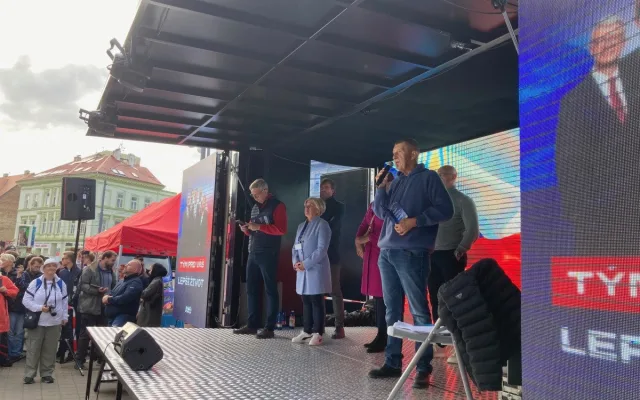 Kšiltovky, trička a fotka se známou tváří. Na mítink ANO dorazilo na 350 lidí, včetně odpůrců