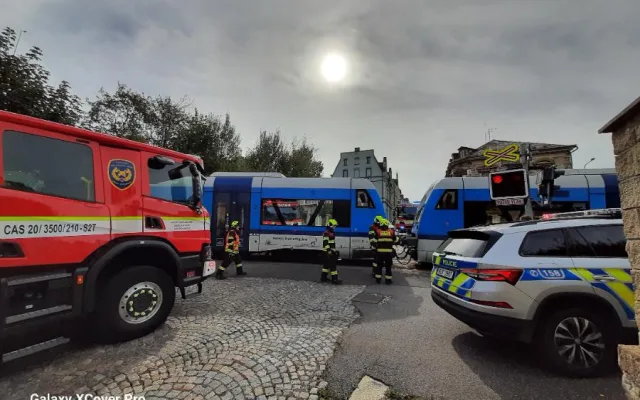 V Jablonci se střetl osobní vlak s automobilem, řidič auta vyvázl s lehkým zraněním