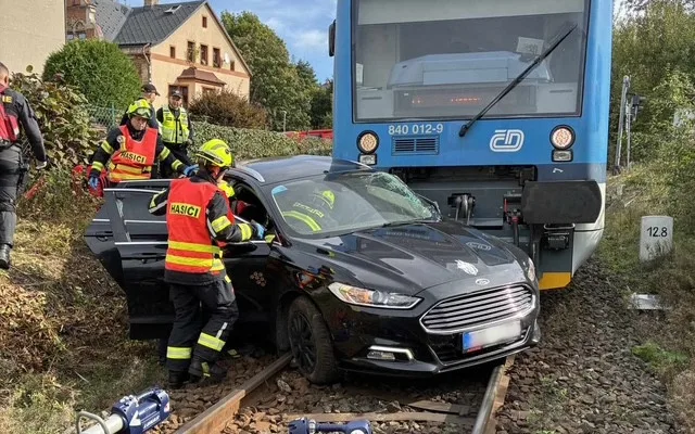 V Jablonci se střetl osobní vlak s automobilem, řidič auta vyvázl s lehkým zraněním