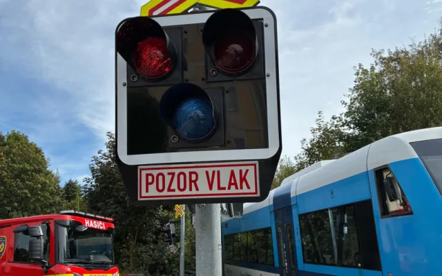 V Jablonci se střetl osobní vlak s automobilem, řidič auta vyvázl s lehkým zraněním