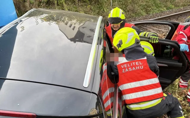 V Jablonci se střetl osobní vlak s automobilem, řidič auta vyvázl s lehkým zraněním