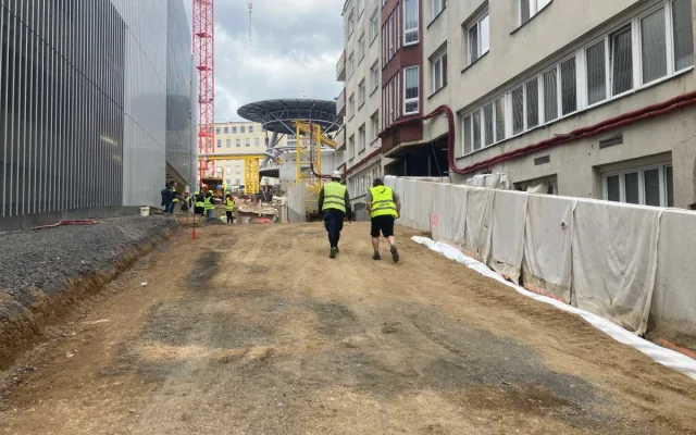 Připravovaný vjezd do parkovacího domu.