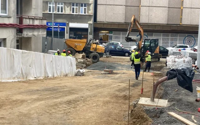 Připravovaný vjezd do parkovacího domu.