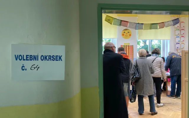 Volební místnosti se otevřely. Lidé začali vybírat nové poslance