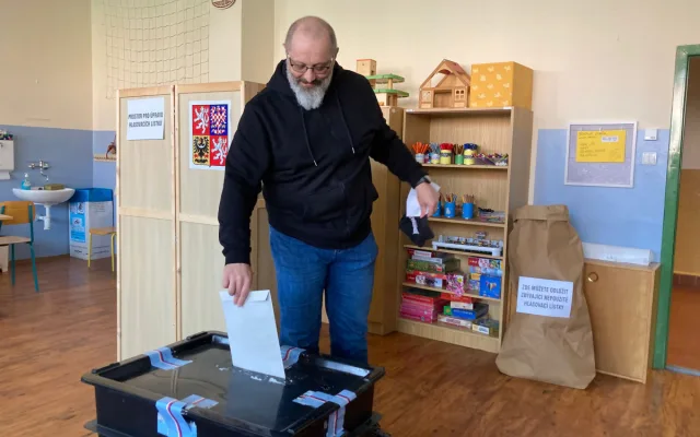 Volební místnosti se otevřely. Lidé začali vybírat nové poslance