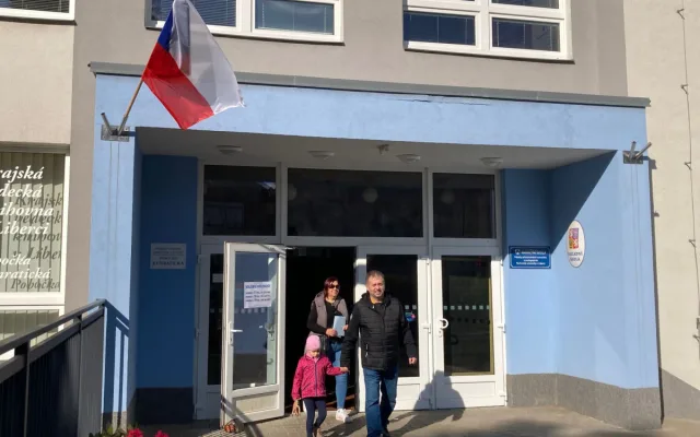 Volební místnosti se otevřely. Lidé začali vybírat nové poslance