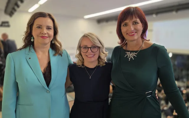 Lídryně ANO Jitka Volfová sleduje výsledky voleb ve štábu ANO v Praze