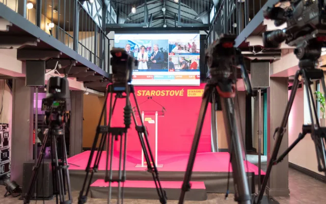 Lídři Starostů v Libereckém kraji sledují výsledky v Praze