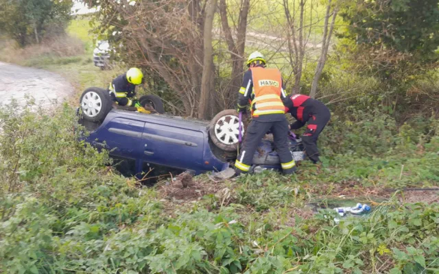 Spadané stromy, nehody, požáry. I to řešili hasiči o volebním víkendu