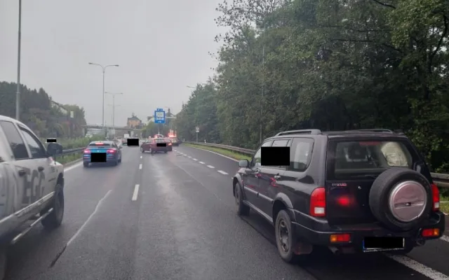 Policejní honičky za kradenými auty na Liberecku. Porsche i Audi Q7 zloději nabourali