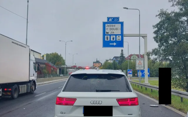 Policejní honičky za kradenými auty na Liberecku. Porsche i Audi Q7 zloději nabourali