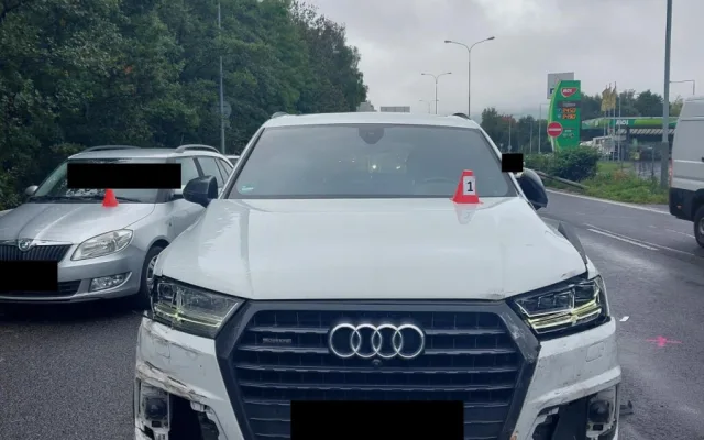 Policejní honičky za kradenými auty na Liberecku. Porsche i Audi Q7 zloději nabourali