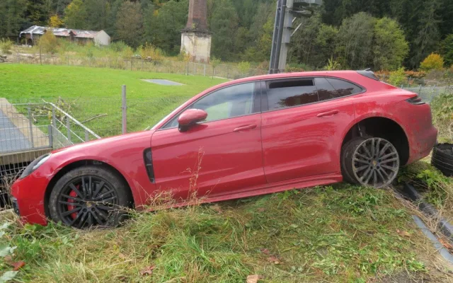 Policejní honičky za kradenými auty na Liberecku. Porsche i Audi Q7 zloději nabourali
