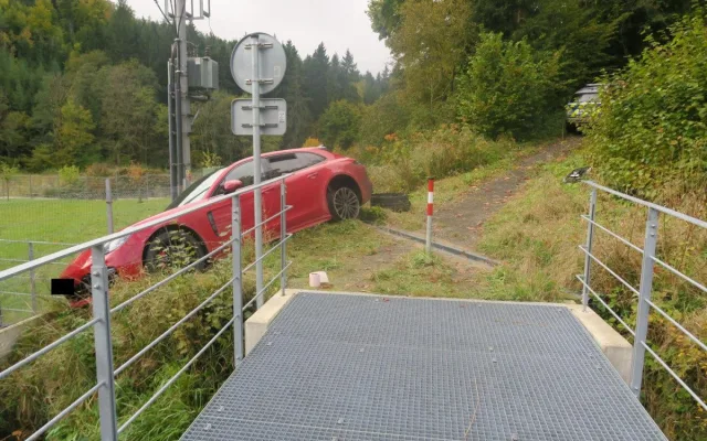Policejní honičky za kradenými auty na Liberecku. Porsche i Audi Q7 zloději nabourali
