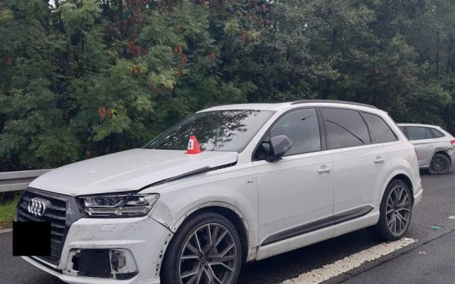 Policejní honičky za kradenými auty na Liberecku. Porsche i Audi Q7 zloději nabourali