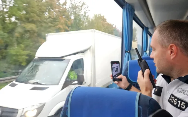 Policie opět využila ke kontrolám řidičů svůj autobus, pomohl odhalit 29 přestupků