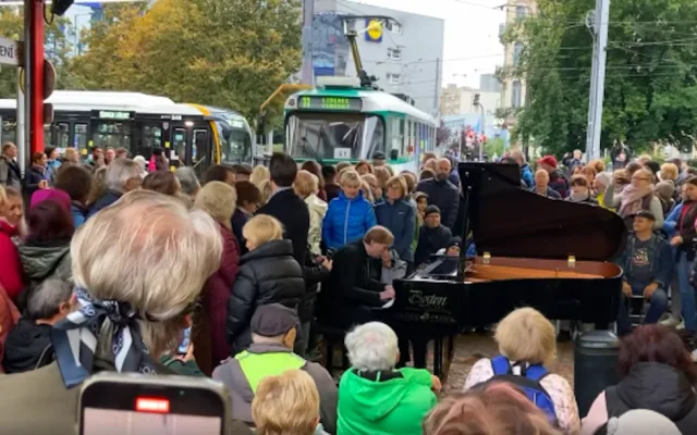 Terminál MHD v Liberci se na chvíli proměnil ve venkovní koncertní síň