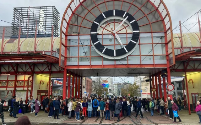 Terminál MHD v Liberci se na chvíli proměnil ve venkovní koncertní síň