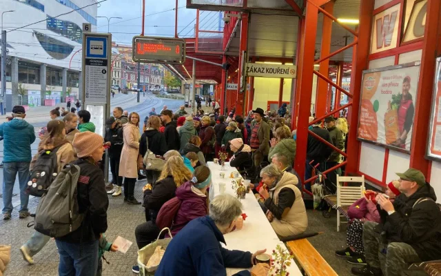 Terminál MHD v Liberci se na chvíli proměnil ve venkovní koncertní síň