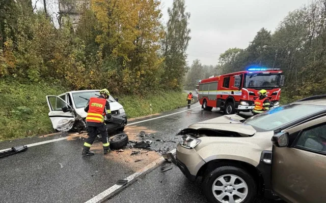 Při nehodě v Lukášovské ulici museli hasiči z auta vyprostit jednoho z cestujících