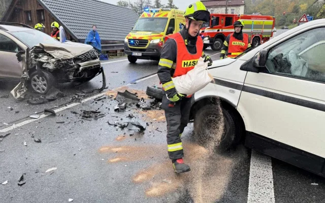 Při nehodě v Lukášovské ulici museli hasiči z auta vyprostit jednoho z cestujících