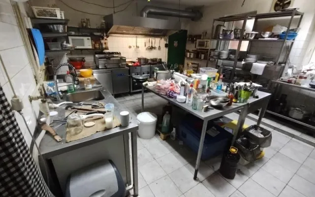 Inspektoři zavřeli kvůli špíně a hmyzu restauraci Myslivecké Zátiší v Raspenavě