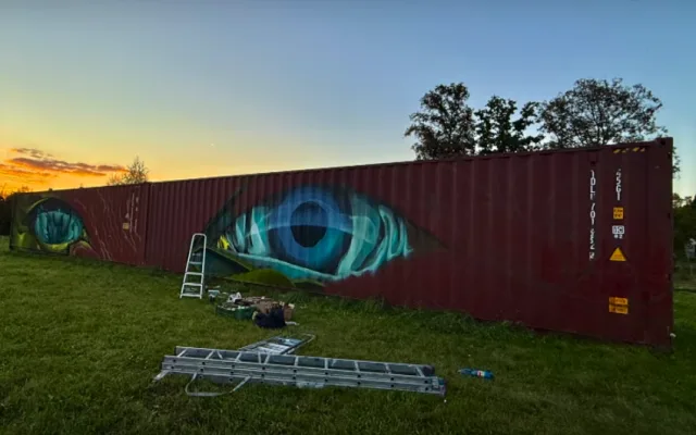 Street art ozdobil v Chrastavě nevzhledné hasičské kontejnery, město ušetřilo
