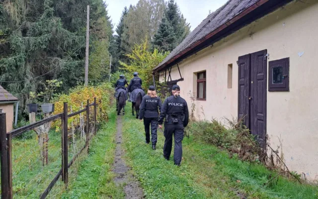 Kontroly chat v Libereckém kraji. Policisté do terénu vyrazili na koních