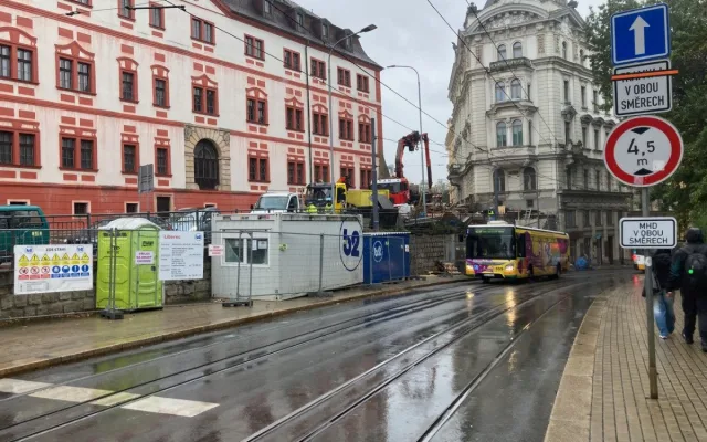 Omezení kvůli opravě schodiště u libereckého zámku potrvá až do konce listopadu
