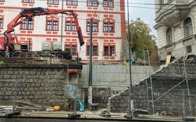 Omezení kvůli opravě schodiště u libereckého zámku potrvá až do konce listopadu