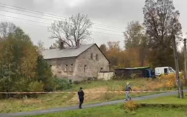 Ve Smržovce se střílelo, na místě jsou dva mrtví. Další člověk je těžce zraněný, zřejmě sám střelec