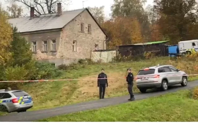 Ve Smržovce se střílelo, na místě jsou dva mrtví. Další člověk je těžce zraněný, zřejmě sám střelec