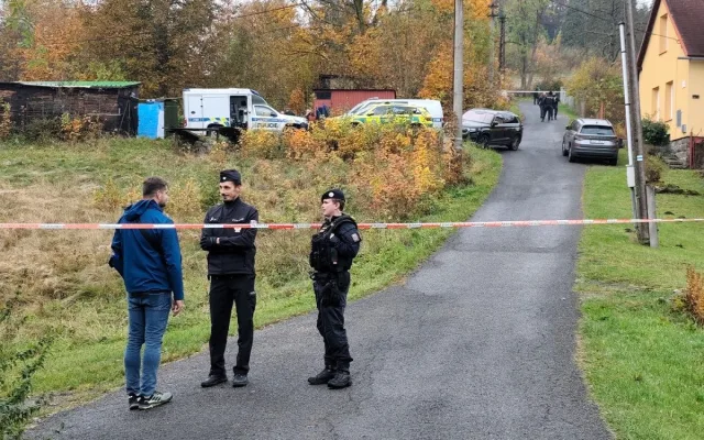 Ve Smržovce se střílelo, na místě jsou dva mrtví. Další člověk je těžce zraněný, zřejmě sám střelec