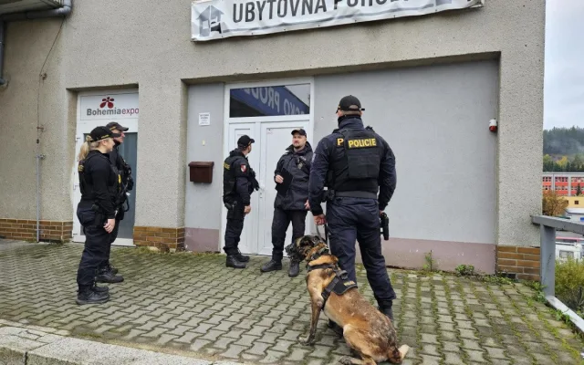 Rozsáhlá kontrola ubytoven v Jablonci, policisté vypátrali celostátně hledaného