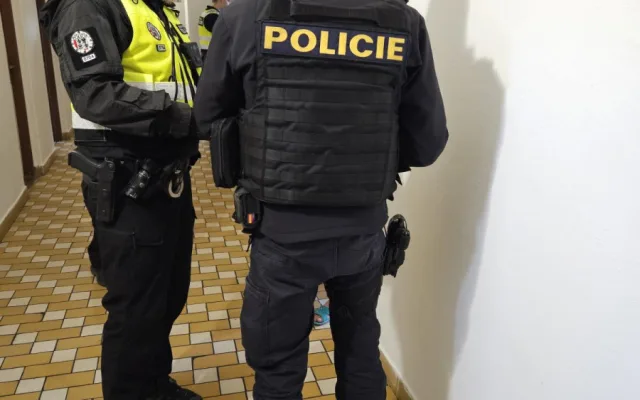 Rozsáhlá kontrola ubytoven v Jablonci, policisté vypátrali celostátně hledaného