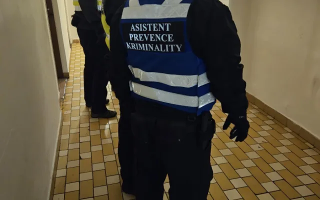 Rozsáhlá kontrola ubytoven v Jablonci, policisté vypátrali celostátně hledaného