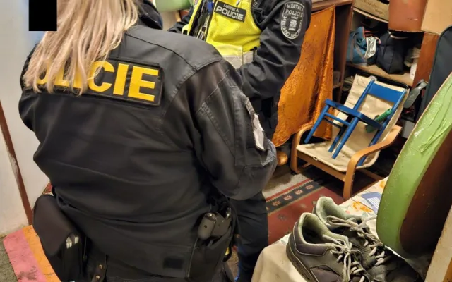 Rozsáhlá kontrola ubytoven v Jablonci, policisté vypátrali celostátně hledaného