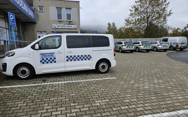 Rozsáhlá kontrola ubytoven v Jablonci, policisté vypátrali celostátně hledaného