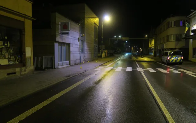 Nejdřív narazil do lampy, potom do budovy spořitelny. Pak řidič v Tanvaldu ujel