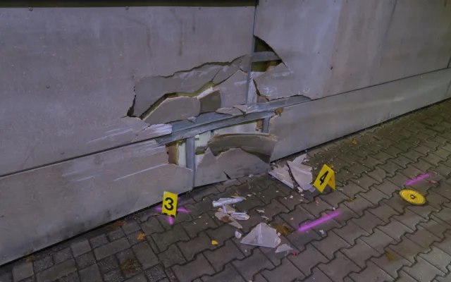 Nejdřív narazil do lampy, potom do budovy spořitelny. Pak řidič v Tanvaldu ujel