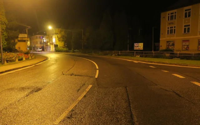 Nejdřív narazil do lampy, potom do budovy spořitelny. Pak řidič v Tanvaldu ujel