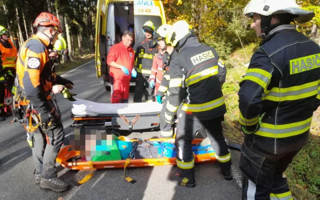 Náročný transport. Hasiči zasahovali v Suchých skalách u zraněného lezce