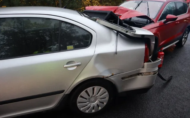 Déšť a špatně nasazené pneu. Kombinace, která mohla skončit fatálně