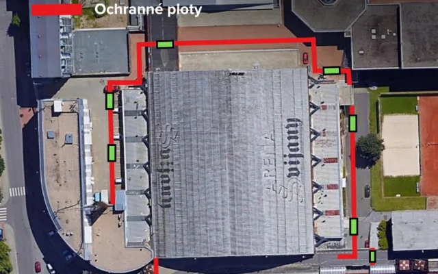 Kolem Svijanské Arény jsou instalovány ochranné ploty, zatím je v provozu